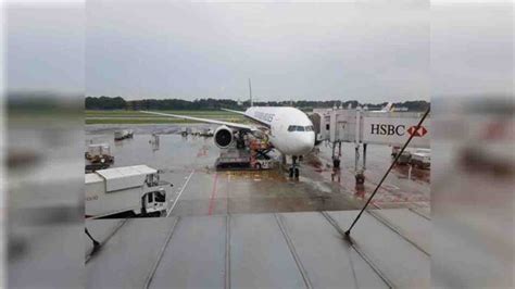 777-300er accidents|SIA 777 made missed approach, two go.